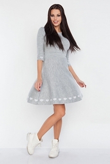 Wyjątkowa sukienka z delikatnym zdobieniem reliefowym, rozkloszowany fason.
Dostępne kolory: szara, czarna, ecru, granatowa.

Producent Fobya
Sklep Allettante.pl