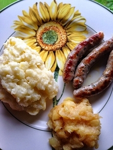 Kiełbaski i duszone jabłka