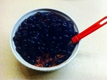 dzisiaj wolne od pracy i sniadanie inne niz zawsze :-D owsianka na mleku kokosowym z dodatkiem kakao i białka o smaku pistacjowym + jagody i zielona herbata  :-)