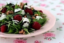 Sałatka z rukoli z kozim serem, malinami i orzechami