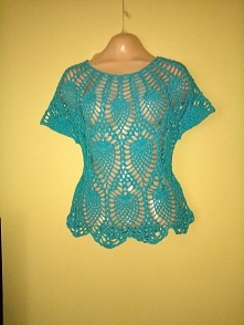 Bluzka wykonana metodą bezszwową, na okrągło od góry:)