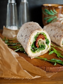 Wrapy z omletem, rukolą i suszonymi pomidorami Ósmy kolor tęczy – Blog kulinarny