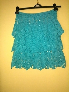 Spódnica składająca się z trzech falban.
Oczywiście na szydełku jest zrobiona, oczywiście wzór to ananasy.