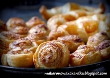 Cynamonowe rollsy i croissanty z czekoladą z ciasta francuskiego