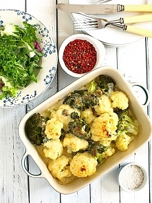 Kalafior i brokuł zapiekane pod sosem beszamelowo-serowym