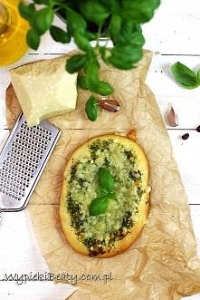 Minipizze z pesto z bazylii i roszponki - Wypieki Beaty
