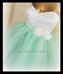 Handmade


Sukienka o kroju rozkloszowanym, odcinana w talii. Uszyta z tiulu i satyny grubej. Góre zdobi koronka bawełniana.