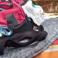 Trening.
Niezbędnik na siłownię.
Buty. Leginsy. Top. Woda. Ręcznik. Torba. Dobry humor!