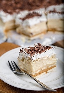 Ciasto 3bit- bez pieczenia
PRZEPIS

Składniki
48 prostokątnych herbatników
400 g masy krówkowej
400 g śmietanki kremówki
1 łyżka cukru pudru
50 g gorzkiej czekolady
600 ml mleka...