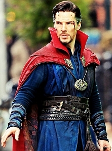 Benedict Cumberbatch jako Doctor Strange. *w*