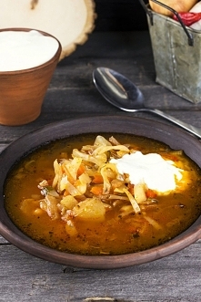 TRADYCYJNY KAPUŚNIAK Z POMIDORAMI