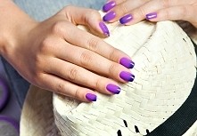 Efekt paznokci ombre uzyskany dzięki lakierowi hybrydowemu Neonail Termo, kolor Purple Rain.