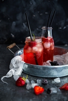 LEMONIADA Z RABARBARU Z MROŻONYMI OWOCAMI