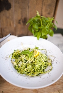Spaghetti z cukinią z pesto z rukoli - film video