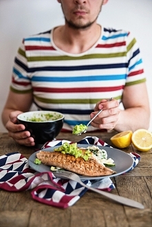 GRILLOWANY PSTRĄG ŁOSOSIOWY Z SAŁATKĄ Z BOBU ORAZ RISOTTO ZE SZPINAKIEM I CUKINIĄ