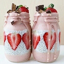 Zdrowe i jednoczesnie pyszne. Smoothie truskawkowe z nasionami chia, kawalkami czekolady i kawalkami truskawki :)