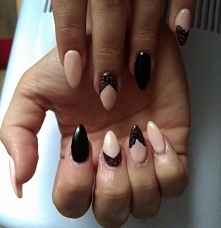 paznokcie żelowe na tipsie, koronka ręcznie malowana