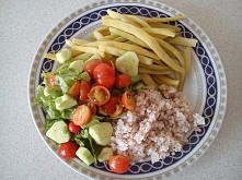 Obiadek:
-gotowana żółta fasolka szparagowa
- kasza jęczmienna
- sałatka z pomidorków koktajlowych, zielonych ogórków gruntowych z  sałatą kruchą i sosem sałatkowym koperkowym( ...