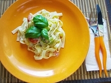 Makaron pappardelle z pomidorkami i pieczarkami w sosie śmietanowym