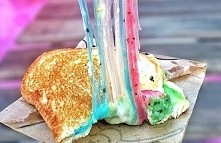 Mmmmm Kanapka z tęczowym serem Ale ten ser prawie nie ma smaku ale i tak jest pyszne *,*