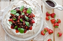 Pavlova z kremem mascarpone, truskawkami i czekoladą