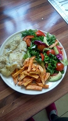 Ryba, bataty, jarmuz z salatka