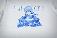 Ręcznie malowana koszulka z anime - zbliżenie.