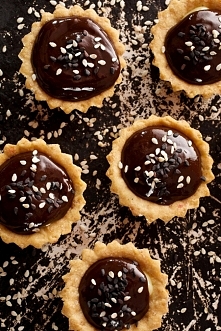 TARTALETKI CZEKOLADOWE Z NASIONAMI SEZAMU