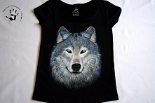 Jeszcze jedna ręcznie malowana koszulka z wilkiem.
Maluję koszulki oraz inne produkty na zamówienie z dowolnym wzorem, zapraszam.