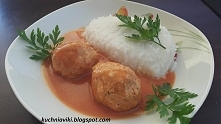 Pulpety z piersi kurczaka w sosie pomidorowym pierś z kurczaka 2 szt. (cztery połówki ) ryż 1 torebka jajka 2 szt. papryka słodka, koperek suszony, vegeta, pieprz bulion warzywn...