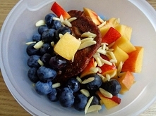 Placuszki banana i 1 jajka z dodatkiem kakao
z nektarynką, borówkami i migdałami w słupkach