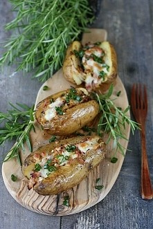 Młode ziemniaki nadziewane porem i szynką