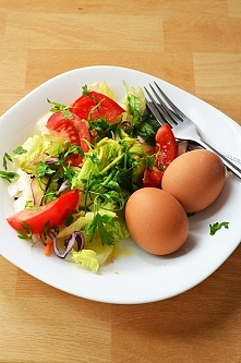 Niedzielne lekkie śniadanie* Jajka na miękko/mix sałaty/oliwa zoliwek/dwie łyżki guacamole/pół pomidora/natka pietruszki