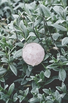 Sama tworzę biżuterię i szyję. Przedstawiam wam malutką próbkę moich prac. Aktualnie skupiam się na biżuterii, dlatego chciałam się powalić tym naszyjnikiem. :) Proszę was równi...