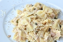 Kokardki z tuńczykiem w sosie śmietankowym

Składniki:
2 - 3 porcje:

    200 g makaronu - kokardki
    puszka tuńczyka w oliwie
    2 łyżki kaparów
    1/2 cebuli
    suszone o...