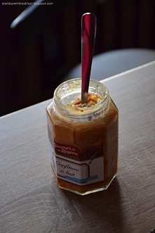 owsianka z nektarynką w słoiczku po konfiturze de lait