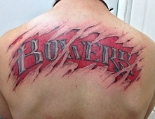 napis tatuaż na plecach