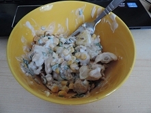 Śniadanie: kurczak, kukurydze, ananas, natka pietruszki, orzechy włoskie, słonecznik i jogurt naturalny :)
Smaczne :)