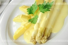 Szparagi w sosie mimoza