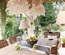 dekoracja stołu w ogrodzie, szklana lampa, szklane słoiki i naczynia, duzy elegancki szklany wazon