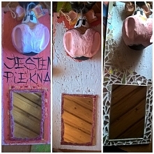 A oto etapy powstawania mojego nowego lustra :D
stare było już niemodne i nudne. w moim biurku znalazłam parę niepotrzebnych płyt CD i zrobiłam z nich dobry użytek! 
jak sie wam...