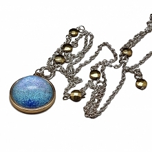 Długi naszyjnik z medalionem i hematytem