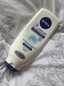 Podczas kuracji ważne jest też nawilżanie całego ciała. Efektywny jest dla mnie balsam do ciała pod prysznic. Po kąpieli skóra jest dzięki niemu delikatna i nawilżona. Jest to t...