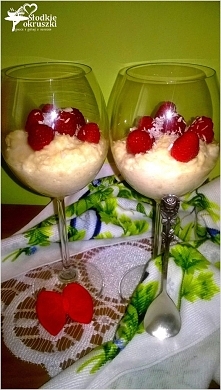 A obiedzie polecam zdrowszy deser a la rafaello z malinami (na bazie kaszy jaglanej)