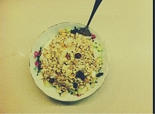 niedzielne sniadanie po treningu melon, jogurt naturalny, musli orzechowe :-)