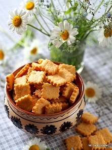 Ciasteczka szafirowe do piwa lub wina

czas przygotowania: ok. 10 minut + czas pieczenia
składniki: 
190 g sera żółtego Szafir 
120 g masła 
240 g mąki pszennej tortowej
1 średn...