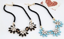 Naszyjniki z czarnych lub niebieskich kryształków tworzących trzy kwiaty. silvona.pl