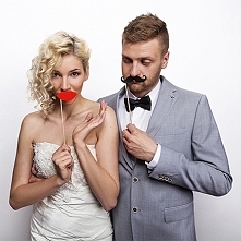 Kolorowe akcesoria do fotobudki. Idealne na każdą okazję. W sklepie PartyTajm dostępne są usta i wąsy.