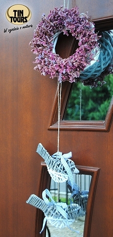 Urocza dekoracja drzwi wejściowych od koszyki.net.pl - biały wianek wiklinowy ozdobiony suszonymi kwiatkami i z doczepionymi wiklinowymi zawieszkami w kształcie ptaszków. Taka d...