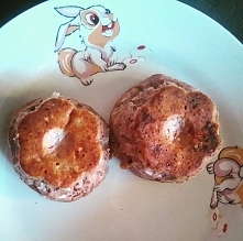 dwa z czterech wczorajszych babeczek-serniczków na szybko :)

- 100g twarogu półtłustego(chudy ma więcej węglowodanów ;p )
- jajo
- 12g syropu zero
- 2g kakao
odrobina proszku

...